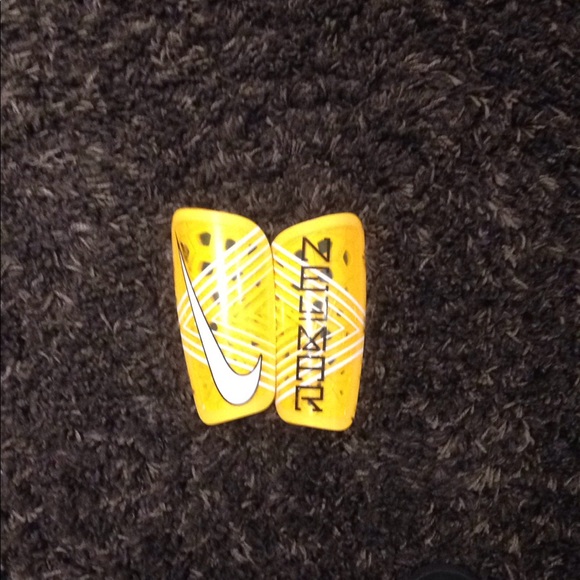 Soccer shin pads - Picture 1 of 1